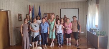 Potpisani ugovori između zaposlenica i Općine Vela Luka za projekt „Zaželi – nisi sam“