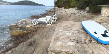 Obavijest o donesenom Rješenju o uklanjanju nepropisno uskladištenih, odbačenih i/ili ostavljenih - suncobrana, ležaljki i ostalih rekvizita u prostoru od uvale Tudorovica do punta Bili Žal-Sokolić