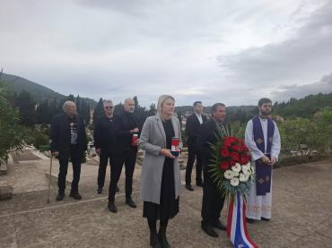 Položeni vijenci i zapaljene svijeće pred centralnim Spomen-križem u spomen na Dan sjećanja na žrtve Domovinskog rata i Dan sjećanja na žrtvu Vukovara i Škabrnje