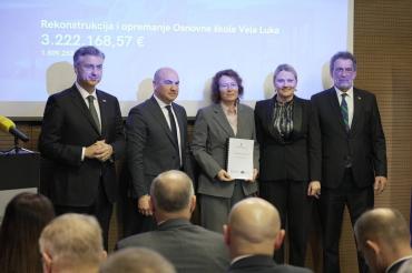 Uručenje ugovora za projekt rekonstrukcije i opremanja Osnovne škole