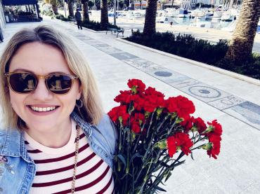 Načelnica djelila crvene karanfile za Međunarodni dan žena