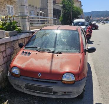 Nalog o uklanjanju nepropisno odbačenog i/ili ostavljenog neregistriranog motornog vozila - Renault Clio
