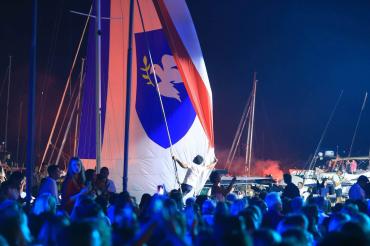Osmi „Trag u beskraju“ okupio najveće zvijezde domaće scene i tisuće ljudi u Veloj Luci u čast Oliveru Dragojeviću