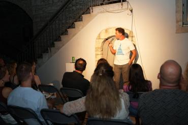 Održana stand-up predstava Josipa Škilje