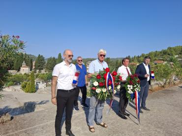 Svečano polaganje vijenaca i paljenje svijeća pred središnjim spomen-križem