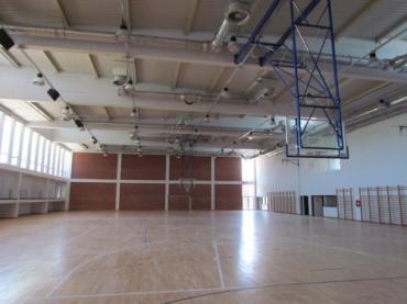Pet novozaposlenih radnica u sportskoj dvorani