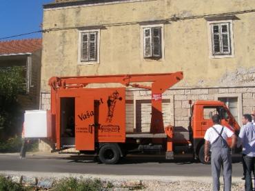 Započelo postavljanje nove javne rasvjete u Veloj Luci