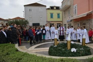 Zapaljena prva adventska svijeće