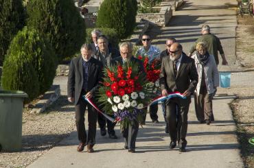 Uoči blagdana Svih svetih položeni vijenci i zapaljene svijeće