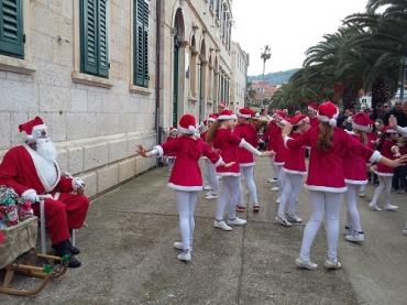 Djed Mraz dijelio poklone na posljednjem ovogodišnjem Adventskom sajmu