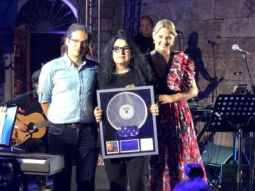 Oliveru dodijeljeno posthumno priznanje: Multi-platinum award za vrhunska diskografska dostignuća