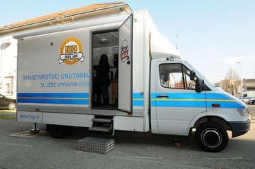 Mobilno šaltersko vozilo MUP-a u Veloj Luci
