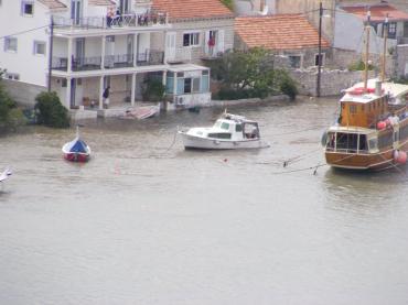 METEOROLOŠKI TSUNAMI POGODIO VELU LUKU More naglo mijenjalo razinu: Brodice ostale na suhom, intervenirali vlasnici