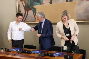 Potpisani ugovori o financiranju dodatnih medicinskih timova u sezoni, potpisivanju nazočio i ministar Beroš