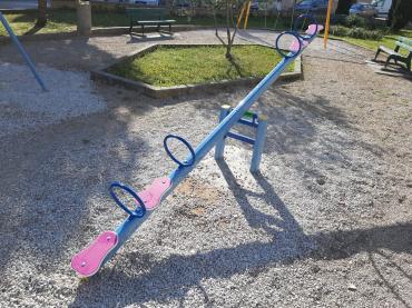 Postavljene dječje igračke u parku