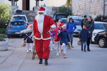 Održan posljednji Adventski sajam uz podjelu poklona za najmlađe i Zimsku strku