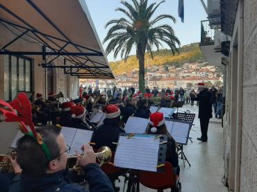 Održan tradicionalni mimohod i Božićno-novogodišnji koncert Narodne glazbe Vela Luka na otvorenom
