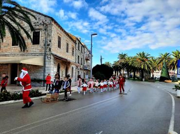 Djed Mraz posjetio Adventski sajam i razveselio najmlađe