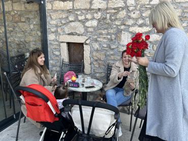 Za Dan žena načelnica poklanjala karanfil sumještankama