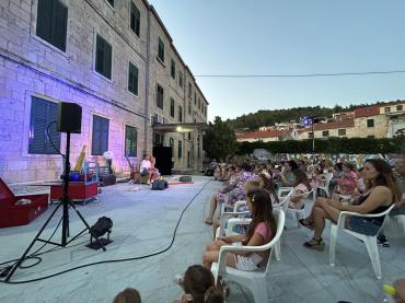 Održana predstava &quot;Pale sam na svijetu&quot; kazališta Velika Gorica