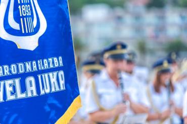 Narodna glazba izvila zastavu sa novim logom