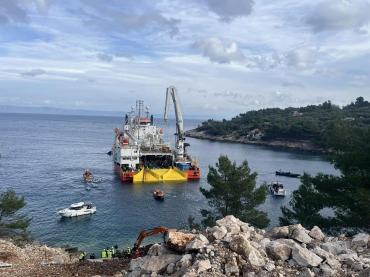 Polaganje podmorskog kabela Korčula-Hvar iz uvale Prapatna u Veloj Luci