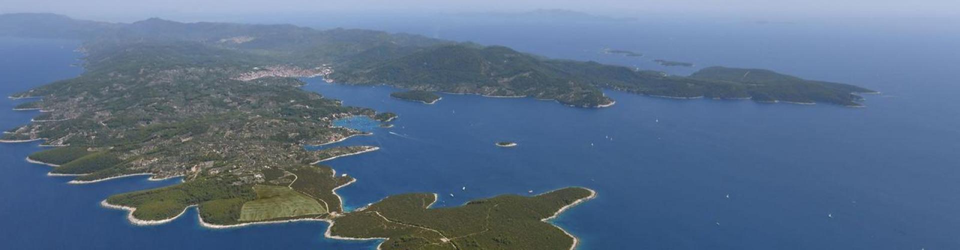 Otok Korčula i Vela Luka iz zraka