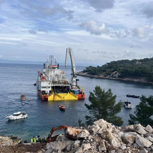 Polaganje podmorskog kabela Korčula-Hvar iz uvale Prapatna u Veloj Luci